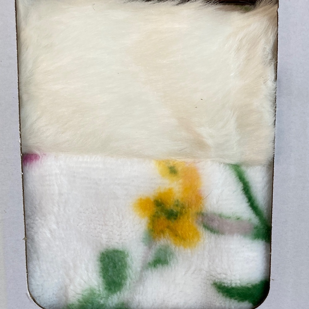 NWT Charter Club
Cozy Plush Floral Wrap Robe Throw, 50" x 70" - Picture 3 of 4